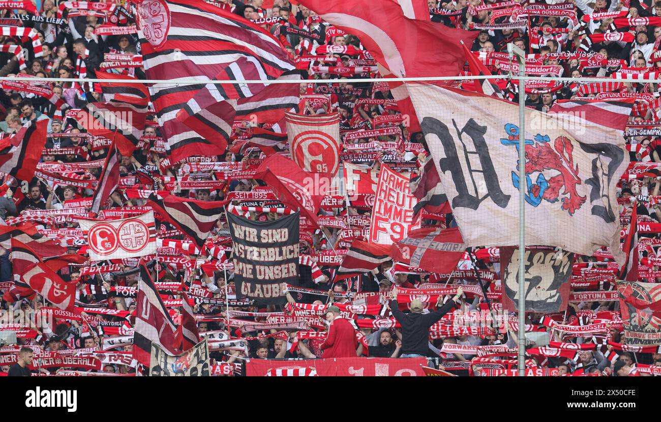 Düsseldorf, Deutschland. Mai 2024. firo : 03.05.2024 Fußball, Fußball, 2. Liga, 2. Bundesliga, Saison 2023/2024, Fortuna Düsseldorf - 1.FC Nürnberg FANS DER FORTUNA DÜSSELDORF MIT FAHNEN UND TÜCHERN HINTEN/dpa/Alamy Live News Stockfoto