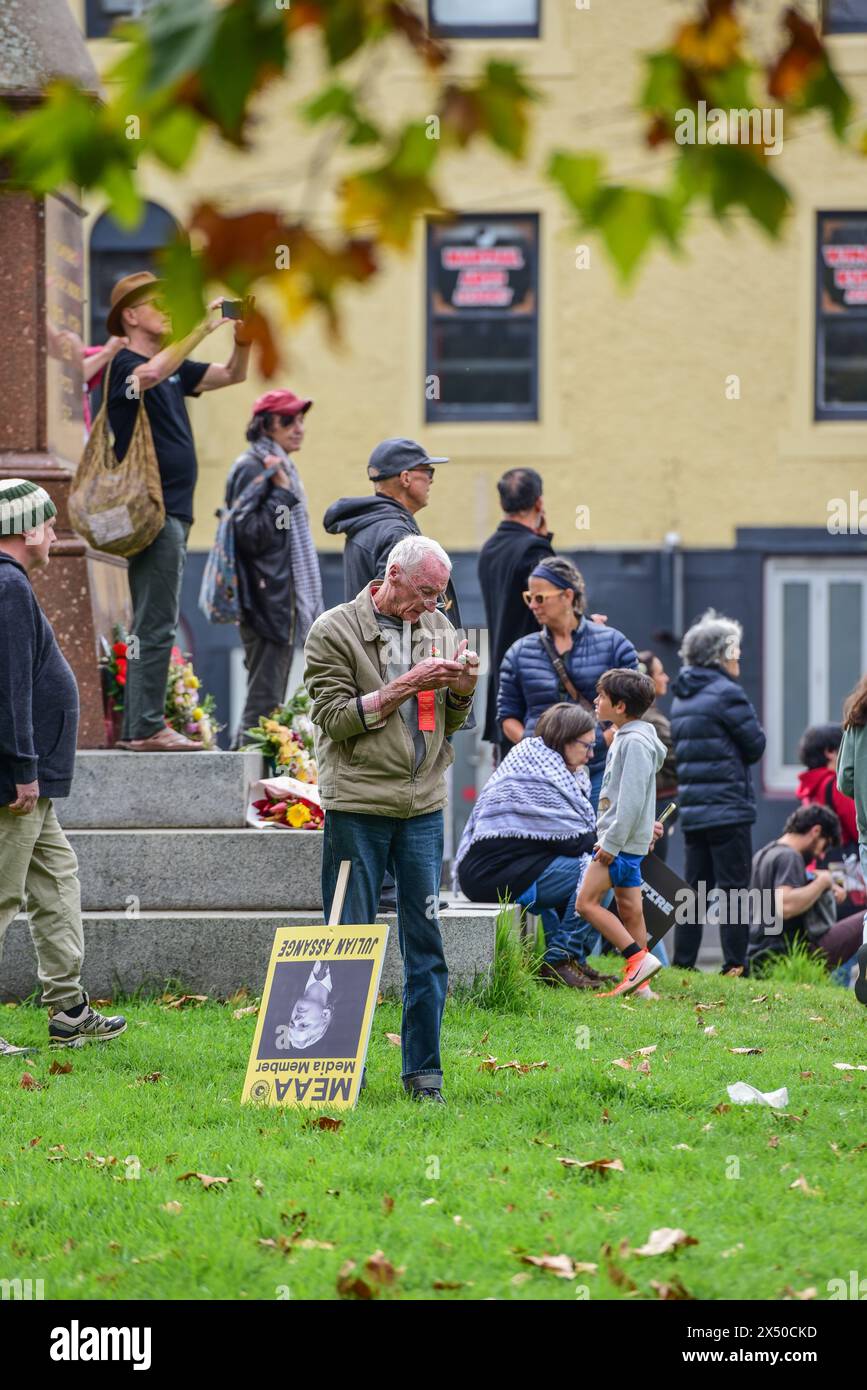 Melbourne, Australien. Mai 2024. Ein Mann mit Julian Assange-Plakat schaut während der Maikundgebung auf sein Handy. Die jährliche Rallye in Australien findet am ersten Sonntag im Mai statt. Mai oder internationaler Tag der Arbeiter wird am 1. Mai gefeiert und vereint Gewerkschaftsbewegungen mit linken politischen Parteien. Quelle: SOPA Images Limited/Alamy Live News Stockfoto