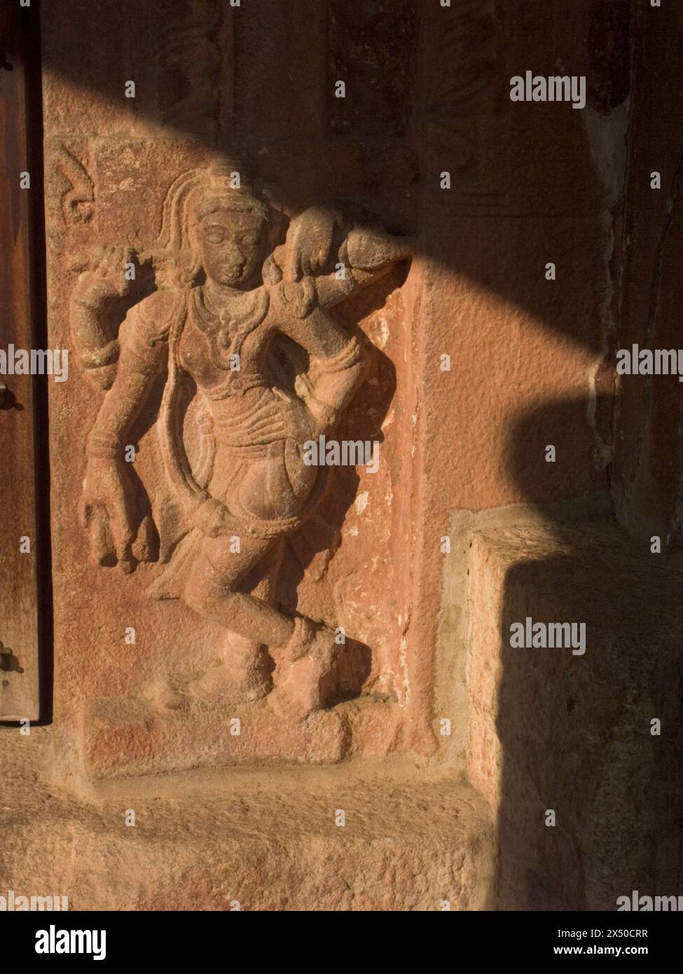 Geschnitzte Diebe am Eingang des Hindu-Tempels in Hampi, Karnataka, Indien. Stockfoto