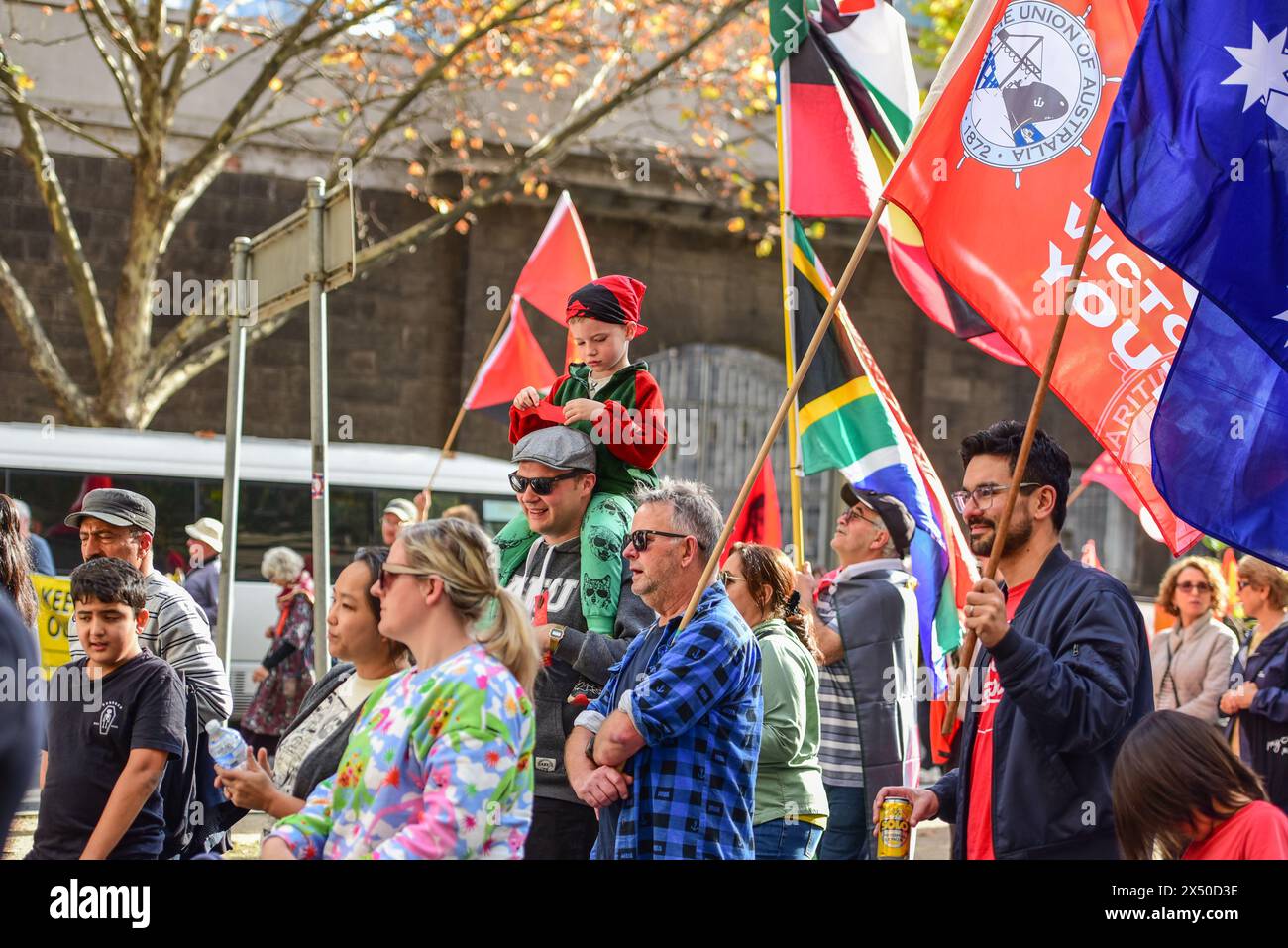 Melbourne, Australien. Mai 2024. Vertreter von Gewerkschaften und sozialistischen Bewegungen marschieren während der Maikundgebung. Die jährliche Rallye in Australien findet am ersten Sonntag im Mai statt. Mai oder internationaler Tag der Arbeiter wird am 1. Mai gefeiert und vereint Gewerkschaftsbewegungen mit linken politischen Parteien. (Foto: Alexander Bogatyrev/SOPA Images/SIPA USA) Credit: SIPA USA/Alamy Live News Stockfoto