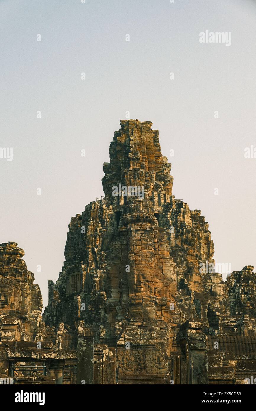 In einem zeitlosen Zeugnis menschlicher Bemühungen erheben sich die antiken Türme des Tempels Angkor Wat in den Himmel Stockfoto