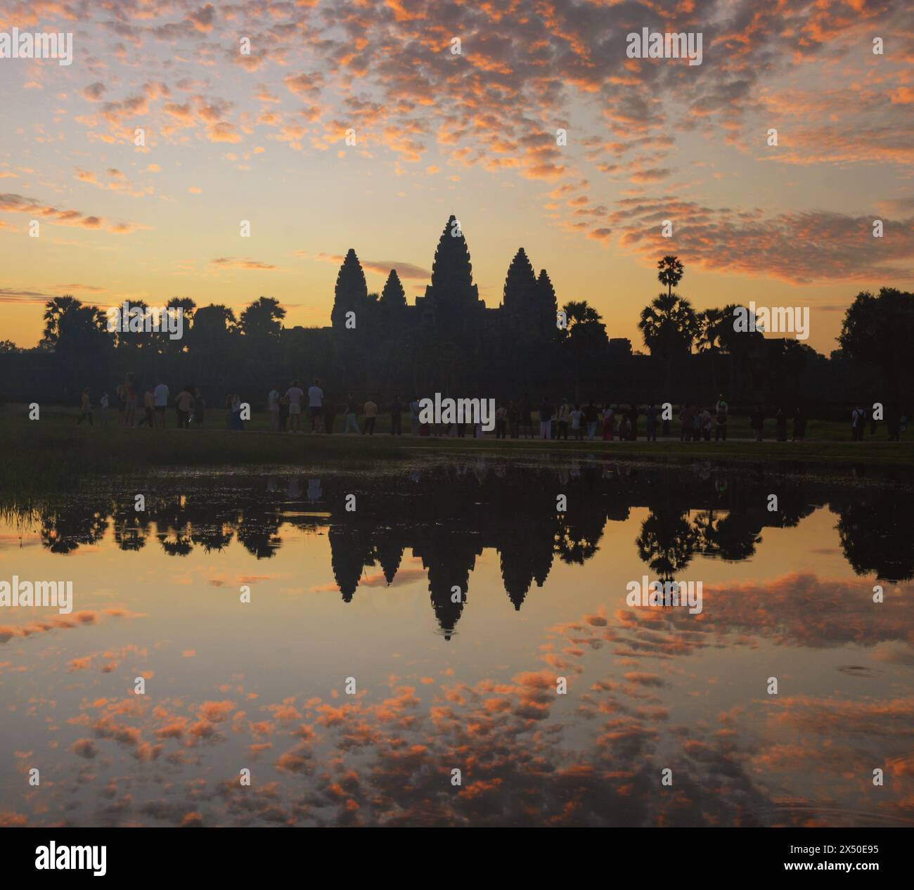 Rückansicht einer Reihe von Personen, die Angkor Wat bei Sonnenaufgang fotografieren, Siem Reap, Kambodscha Stockfoto