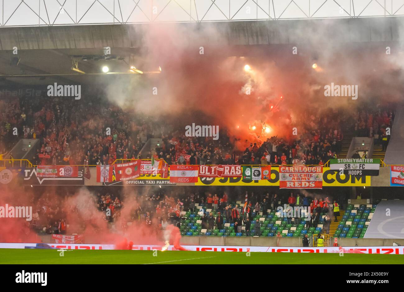 Clearer Water Irish Cup Finale 2023/24, Cliftonville FC gegen Linfield FC, National Stadium in Windsor Park, Belfast. Stockfoto