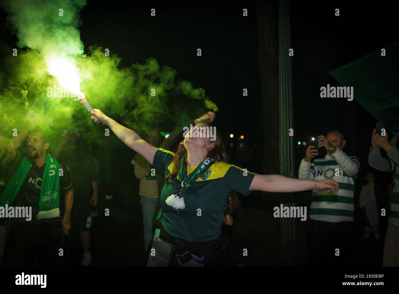 Porto, Portugal. Mai 2024. Ein Fan des Sporting Clube de Portugal hält während der Feier ein grünes Feuerwerk. Sporting Clube de Portugal gewinnt die erste portugiesische Liga. (Foto: David Oliveira/SOPA Images/SIPA USA) Credit: SIPA USA/Alamy Live News Stockfoto