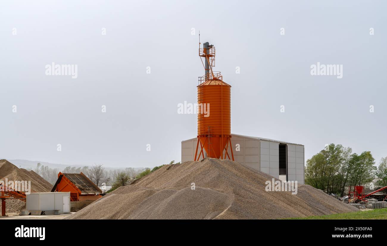 Betonproduktionsanlage. Haufen von zerquetschtem Stein und Sand. Stockfoto