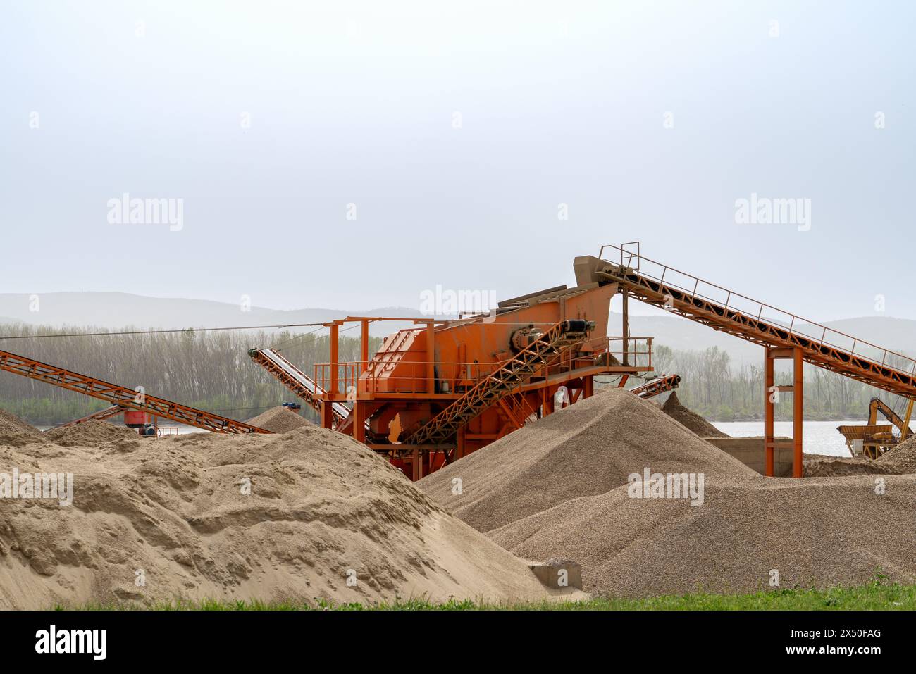 Betonproduktionsanlage. Haufen von zerquetschtem Stein und Sand. Stockfoto