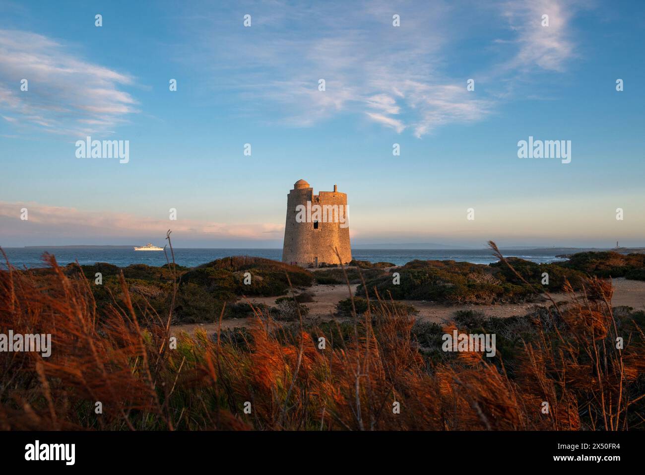 Torre de SES Portes bei Sonnenuntergang, Naturpark SES Salines (Parque Natural de ses Salines), Ibiza, Balearen, Spanien Stockfoto