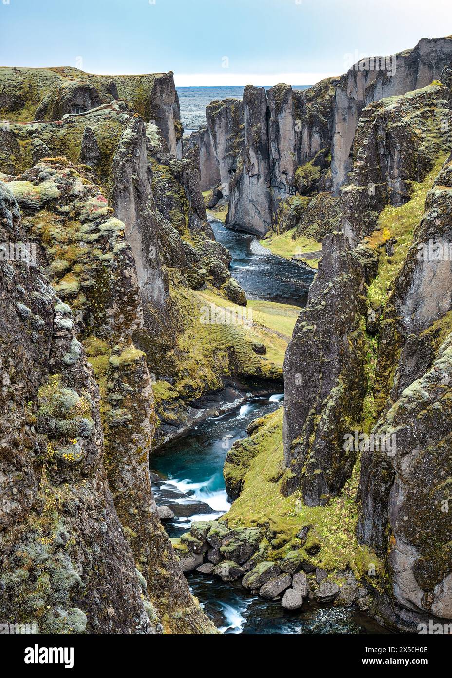 Aus der Vogelperspektive auf Fjadrargljufur Moos bedeckten Canyon und Fjadra Fluss, Katla Geopark, Südisland, Island Stockfoto