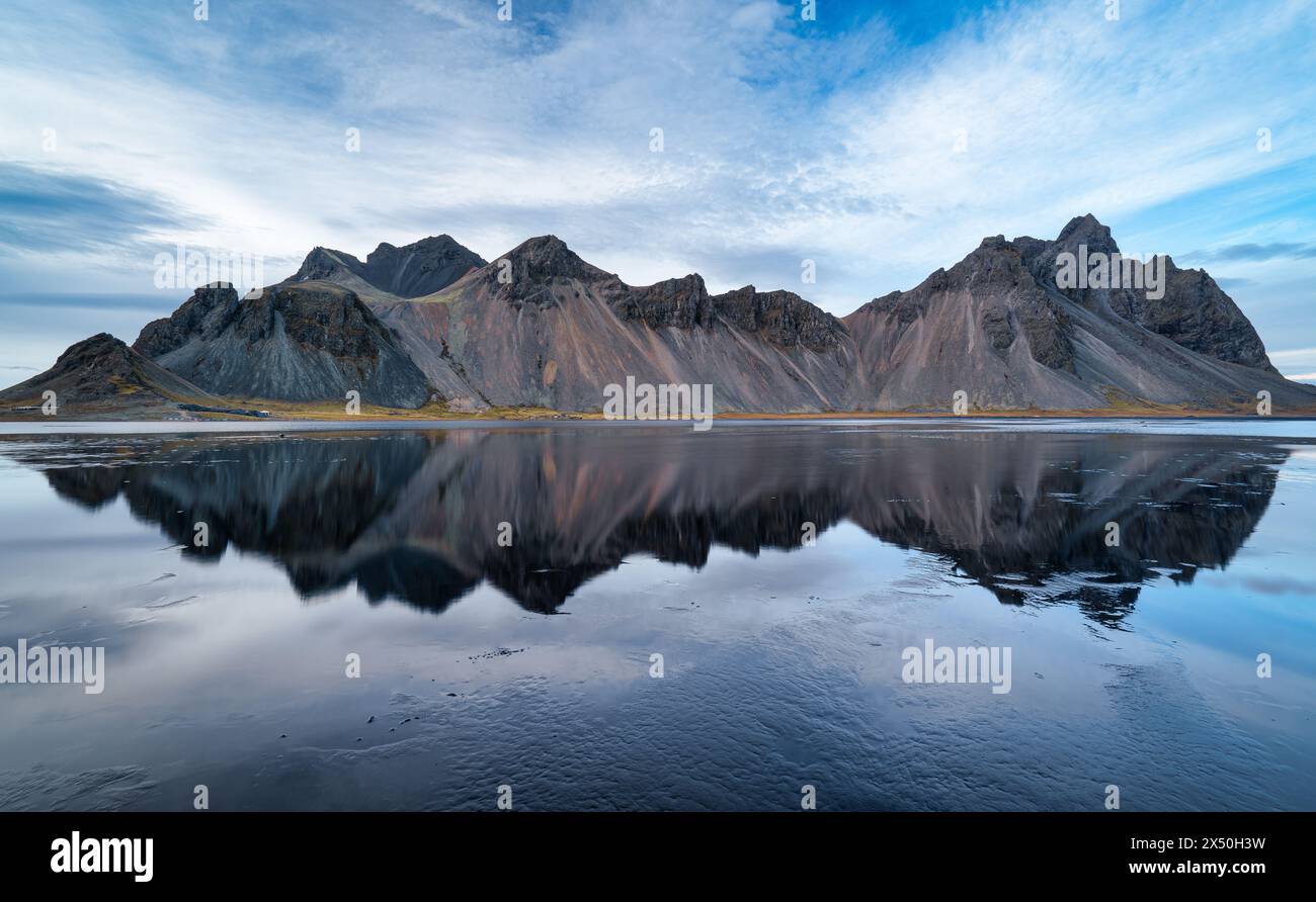 Vestrahorn-Berg-Reflexion im Atlantischen Ozean, Stokksnes-Halbinsel, Island Stockfoto