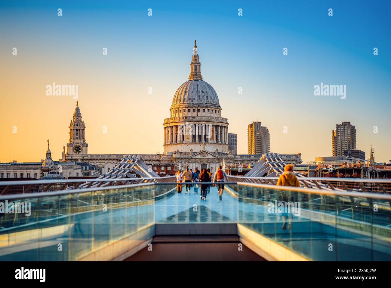 Die berühmte St. pauls Kathedrale von london bei Sonnenuntergang Stockfoto