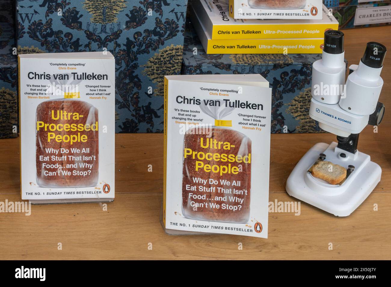 Ausstellung von Chris van Tulleken-Büchern mit dem Titel Ultra-Processed People in the Window of Waterstones Book Shop, England, UK Stockfoto