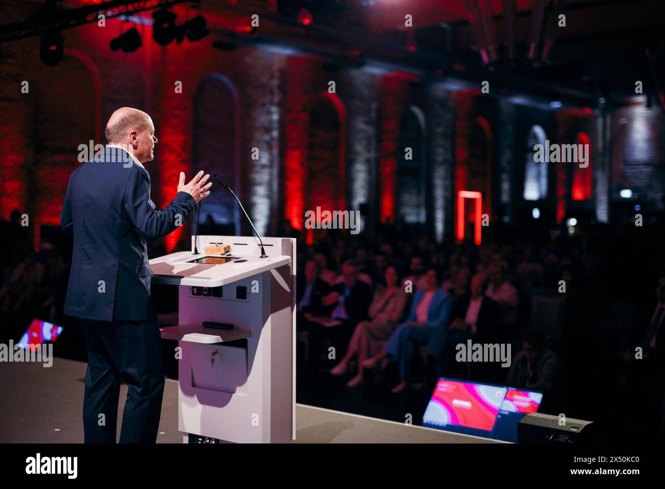 Bundeskanzler Olaf Scholz, aufgenommen beim Sozialdemokratischen Demokratiekongress von SPD und SPE mit dem Motto Wir stehen zusammen für unser Europa in Berlin, 04.05.2024. Berlin Deutschland *** Bundeskanzler Olaf Scholz, aufgenommen auf dem sozialdemokratischen Kongress von SPD und SPE unter dem Motto Wir stehen zusammen für unser Europa in Berlin, 04 05 2024 Berlin Deutschland Copyright: xphotothek.dex Stockfoto