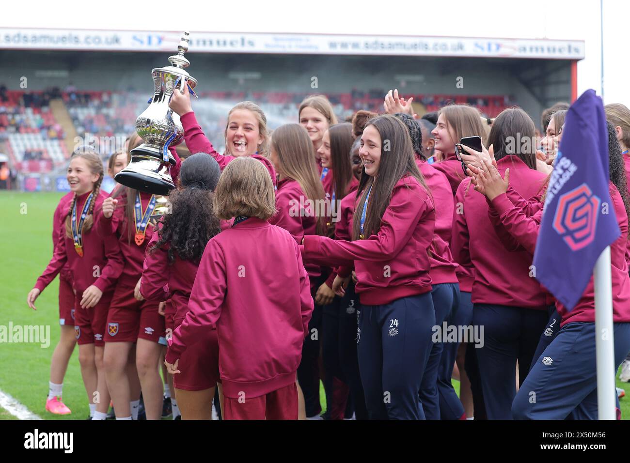 London, Großbritannien. Mai 2024. Dagenham, England, 5. Mai 2024: Die West Ham United Foundation Under16s Women's Youth Team parade zur Halbzeit die Championship Trophy während des Barclays FA Womens Super League-Spiels zwischen West Ham United und Leicester City im Chigwell Construction Stadium (Promediapix/SPP). /Alamy Live News Stockfoto