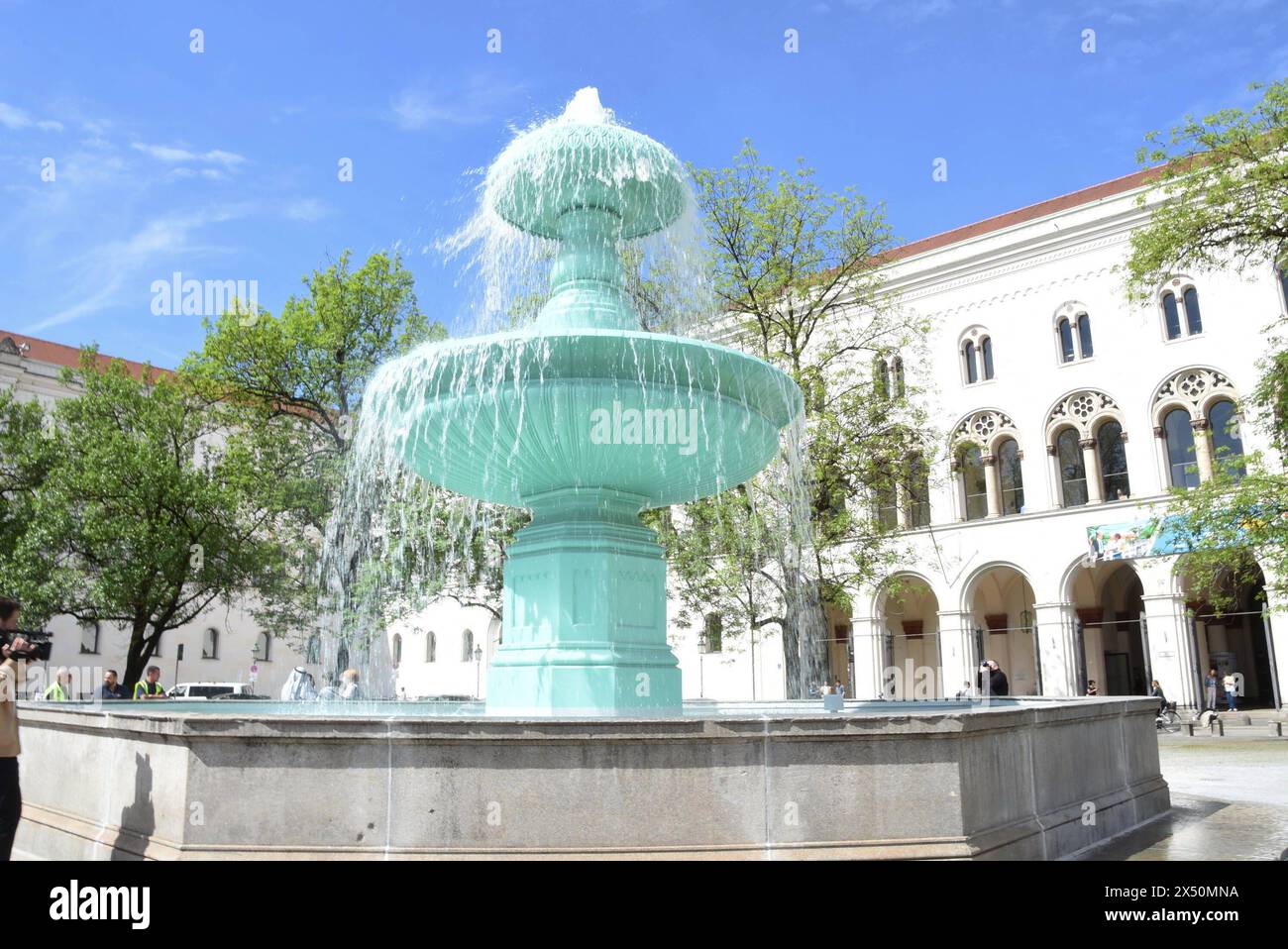 Schalen Brunnen München 06.05.2024 Geschwister-Scholl-Platz 1- Inbetriebnahme der historischen Schalenbrunnen vor der Ludwig-Maximilians-Universität. Die beiden rund 180 Jahre alten Schalenbrunnen werden seit April 2023 gereinigt und desaniert. München *** Schüsselbrunnen München 06 05 2024 Geschwister Scholl Platz 1 Inbetriebnahme der historischen Schüsselbrunnen vor der Ludwig-Maximilians-Universität die beiden 180 Jahre alten Schüsselbrunnen wurden seit April 2023 gereinigt und renoviert Stockfoto