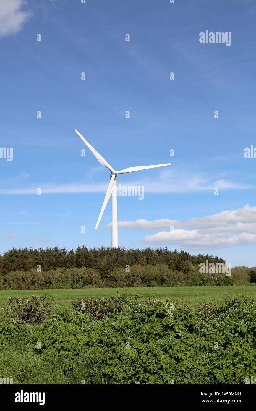 Eine einsame Windkraftanlage in einem ländlichen Gebiet Stockfoto