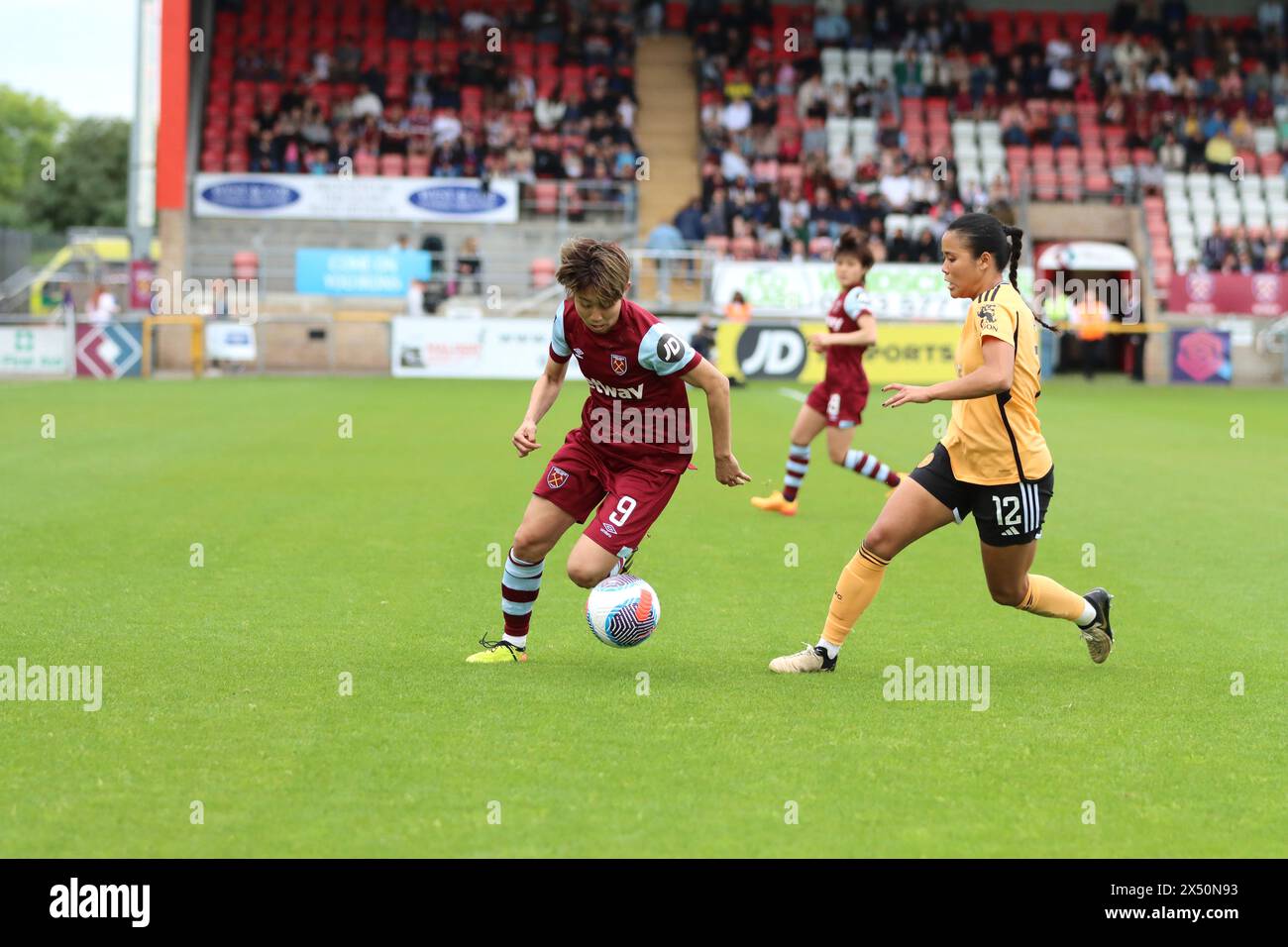 Riko Ueki & Asmita Ale 05/205 West Ham United FC Frauen 1 gegen 1 Leicester City Women FC Stockfoto