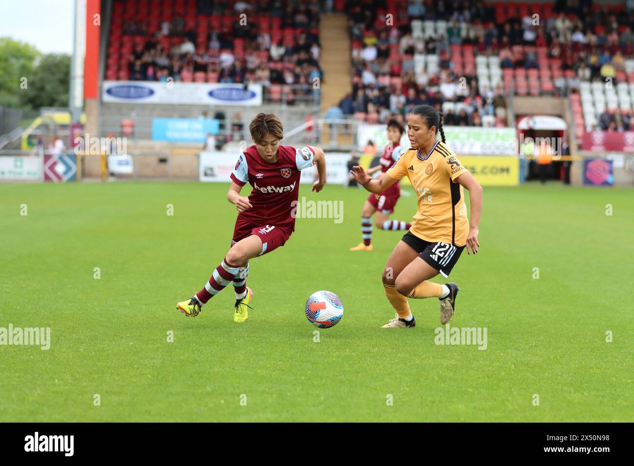 Riko Ueki & Asmita Ale 05/205 West Ham United FC Frauen 1 gegen 1 Leicester City Women FC Stockfoto