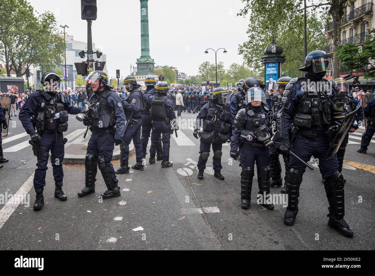 Paris, Frankreich, 1. Mai 2024. Tausende von Menschen protestierten und feierten am Bürgertag in Paris. Gewerkschaften, Arbeiter, Studenten und andere marschierten durch die Straßen. Einige Demonstranten wurden gewalttätig, begannen Brände und zerstörten Geschäfte. Stockfoto