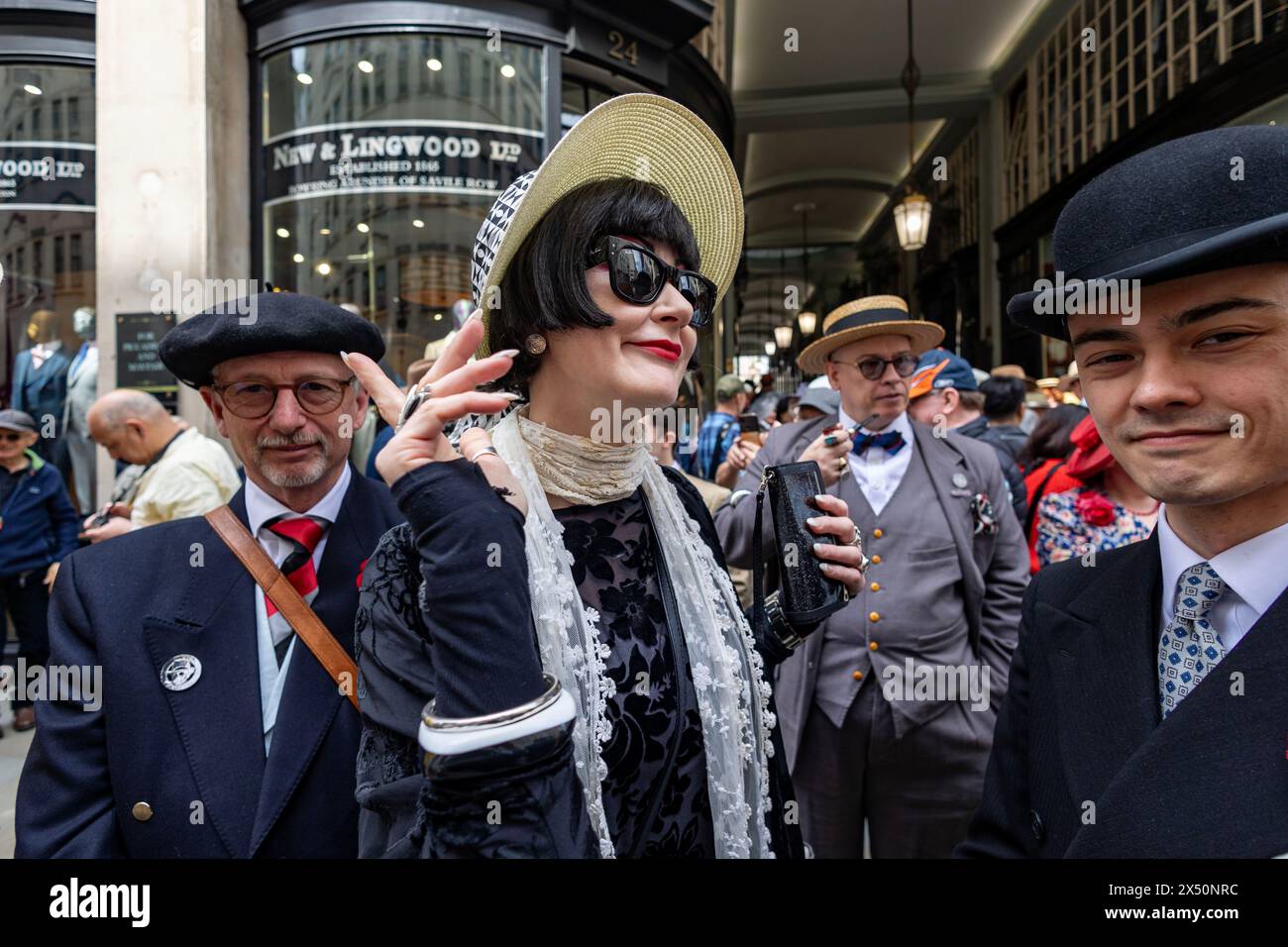 PIC Shows: 4. Grand Flaneur Walk am Sonntag, 5. Mai 2024. Neben der Statue von Beau Brummell in der Jermyn Street, London W1, heute Dandies Stockfoto