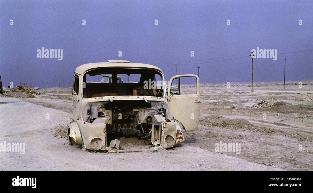 Erster Golfkrieg: 2. April 1991 in der Nähe der antiken sumerischen Stadt Ur im südlichen Irak schläft ein US-Soldat in einem zerstörten irakischen Armeewagen. Stockfoto