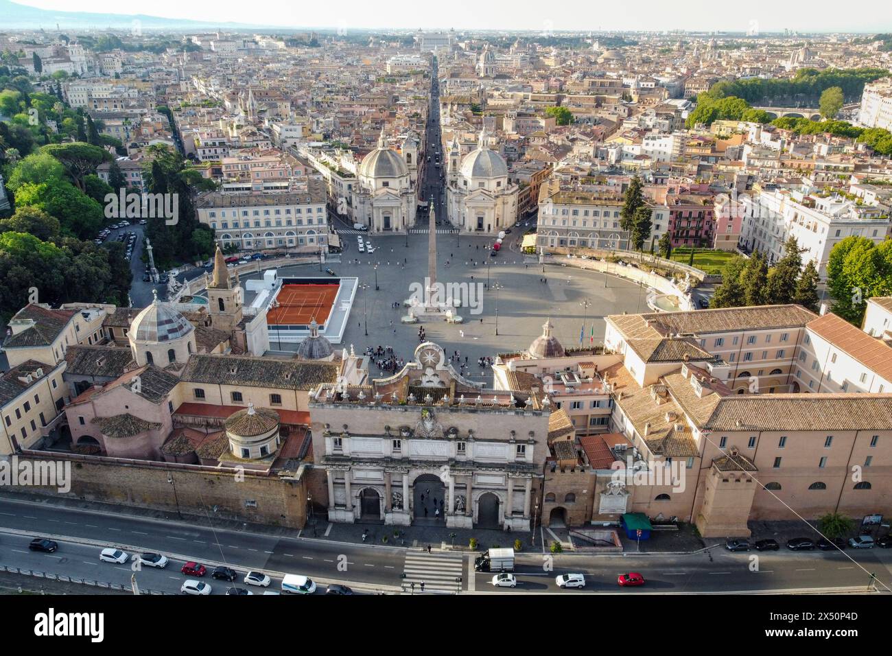 Rom, Italien. Mai 2024. (ANMERKUNG DER REDAKTION: Bild von einer Drohne) aus der Luft auf die Piazza del Popolo. Rom bereitet sich auf das italienische Open-Tennisturnier - Internazionali BNL d'Italia - vor, indem es einen roten Tonplatz auf der zentralen Piazza del Popolo errichtet. Quelle: SOPA Images Limited/Alamy Live News Stockfoto