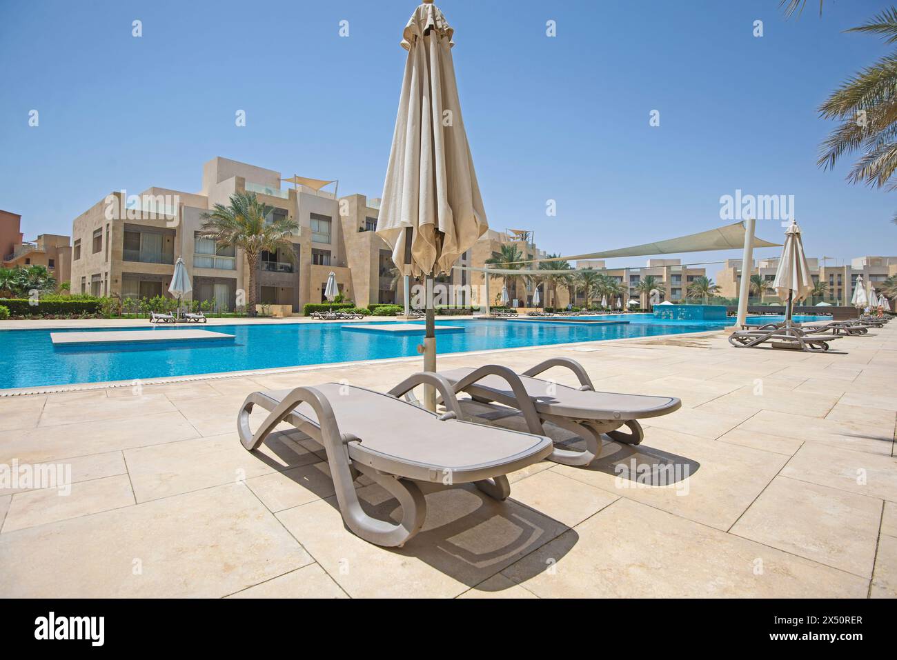 Luxuriöses Apartment in tropischem Resort mit Möbeln und Blick auf den Swimmingpool Stockfoto