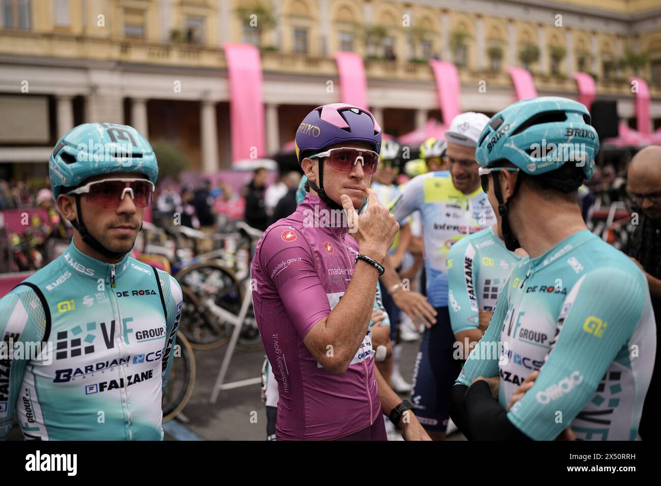 Novara, Italien. Mai 2024. Filippo Fiorelli (Team VF Group - Bardiani CSF - Faizane') Cyclamen Trikot während der dritten Etappe des Giro d'Italia von Novara nach Fossano, 6. Mai 2024 Italien. (Foto: Marco Alpozzi/LaPresse) Credit: LaPresse/Alamy Live News Stockfoto