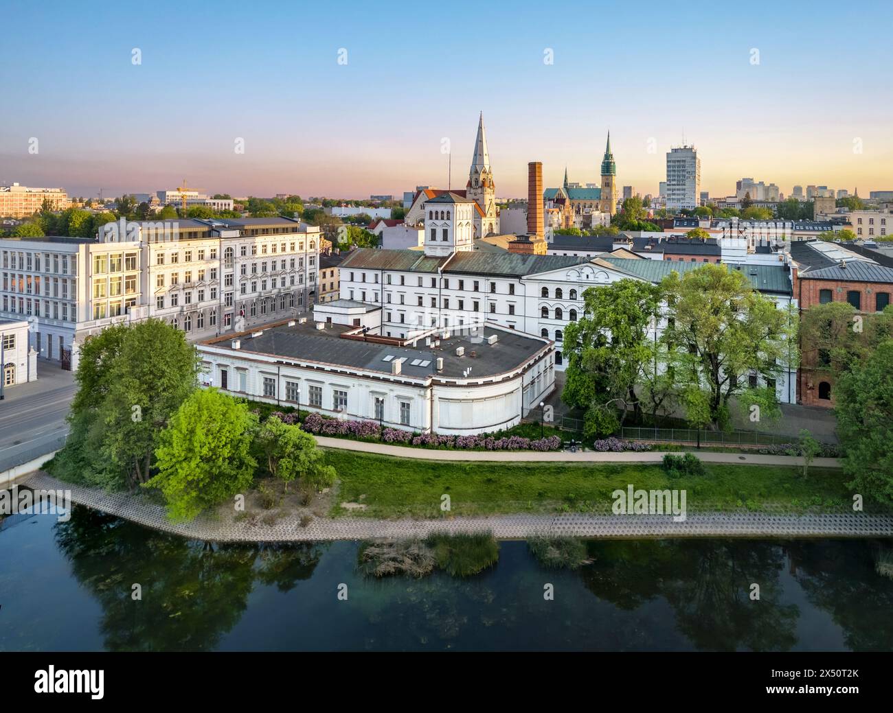 Lodz, Polen. Aus der Vogelperspektive der Weißen Fabrik (Biala Fabryka) - historisches Gebäude der Textilfabrik aus dem 19. Jahrhundert, das Ludwik Geyer gehörte Stockfoto