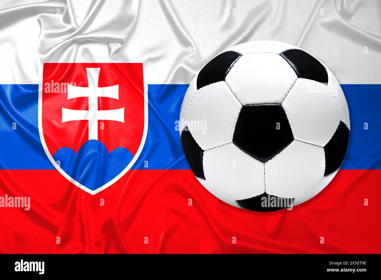 Schwarz-weißer Lederfußball mit Flagge der Slowakei Stockfoto