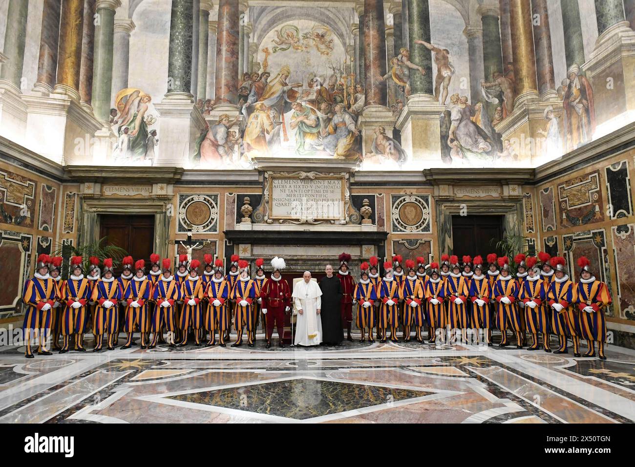 Vatikan. Mai 2024. Papst Franziskus empfängt die Schweizergarde am 6. Mai 2024 in der Clementinhalle des Vatikans, als sie sich auf die traditionelle Vereidigung der neuen Rekruten vorbereiten, die jedes Jahr am 6. Mai stattfindet. Der Tag ist der Jahrestag des heldenhaften Opfers von 147 Schweizergarden, die bei der Verteidigung von Papst Clemens VII. Während der Plünderung Roms 1527 durch die Landsknechte, die deutschen Söldner des Heiligen Römischen Kaisers Karl V., starben. Foto: (EV) Vatikanische Medien/ABACAPRESS. COM Credit: Abaca Press/Alamy Live News Credit: Abaca Press/Alamy Live News Stockfoto