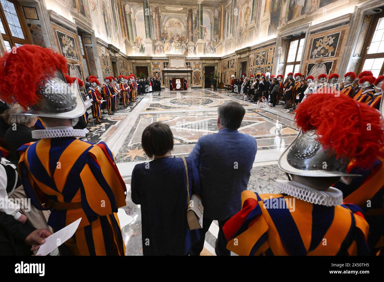 Vatikan. Mai 2024. Papst Franziskus empfängt die Schweizergarde am 6. Mai 2024 in der Clementinhalle des Vatikans, als sie sich auf die traditionelle Vereidigung der neuen Rekruten vorbereiten, die jedes Jahr am 6. Mai stattfindet. Der Tag ist der Jahrestag des heldenhaften Opfers von 147 Schweizergarden, die bei der Verteidigung von Papst Clemens VII. Während der Plünderung Roms 1527 durch die Landsknechte, die deutschen Söldner des Heiligen Römischen Kaisers Karl V., starben. Foto: (EV) Vatikanische Medien/ABACAPRESS. COM Credit: Abaca Press/Alamy Live News Credit: Abaca Press/Alamy Live News Stockfoto