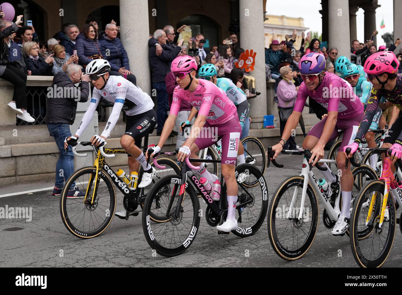 Novara, Italien. Mai 2024. Tadej Pogacar (VAE Team Emirates) Rosa Trikot - maglia rosa, Filippo Fiorelli (Team VF Group - Bardiani CSF - Faizane') Cyclamen Trikot und Cian Uijtdebroeks (Team Visma | Lease a Bike) weißes Trikot während der dritten Etappe des Giro d'Italia von Novara nach Fossano, 6. Mai 2024 Italien. (Foto: Gian Mattia D'Alberto/Lapresse) Credit: LaPresse/Alamy Live News Stockfoto