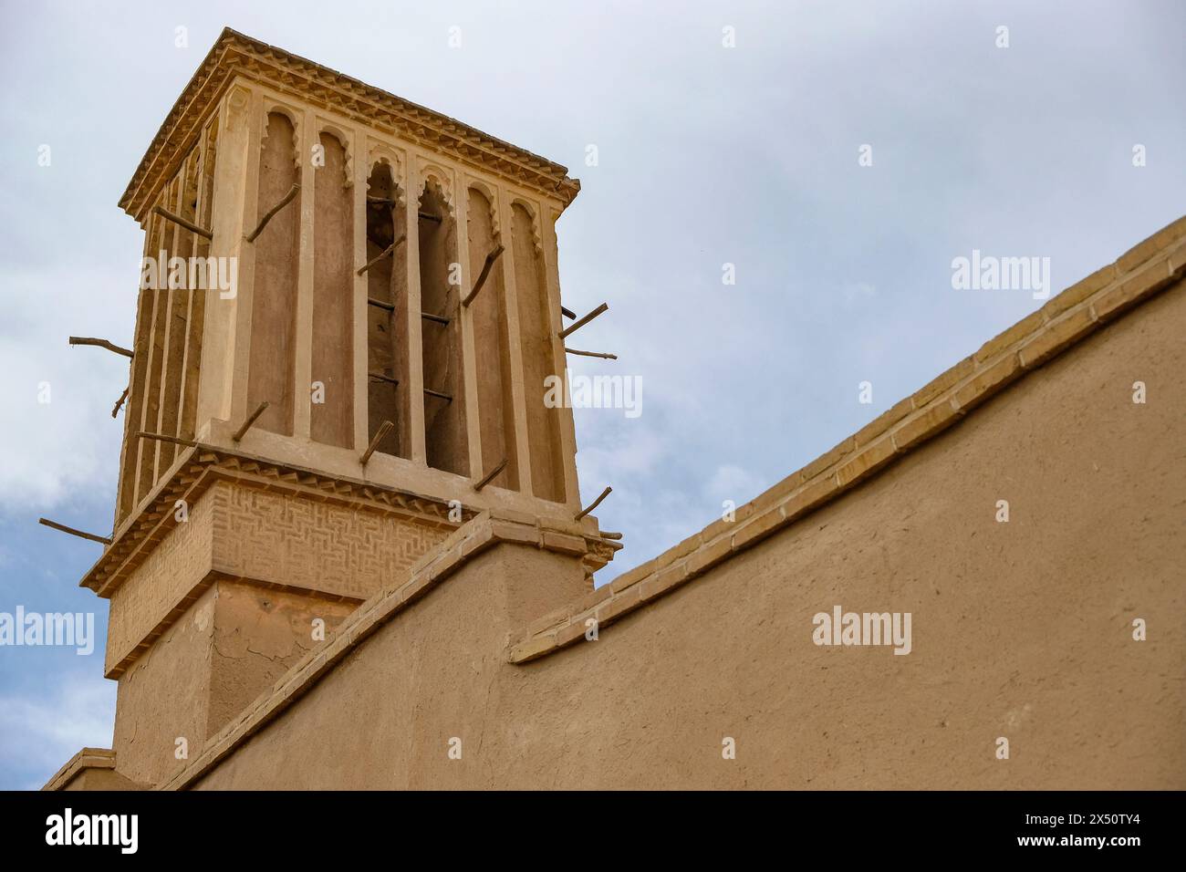 Yazd, Iran - 24. März 2024: Windtürme, das traditionelle persische Architekturelement zur natürlichen Belüftung von Gebäuden. Stockfoto