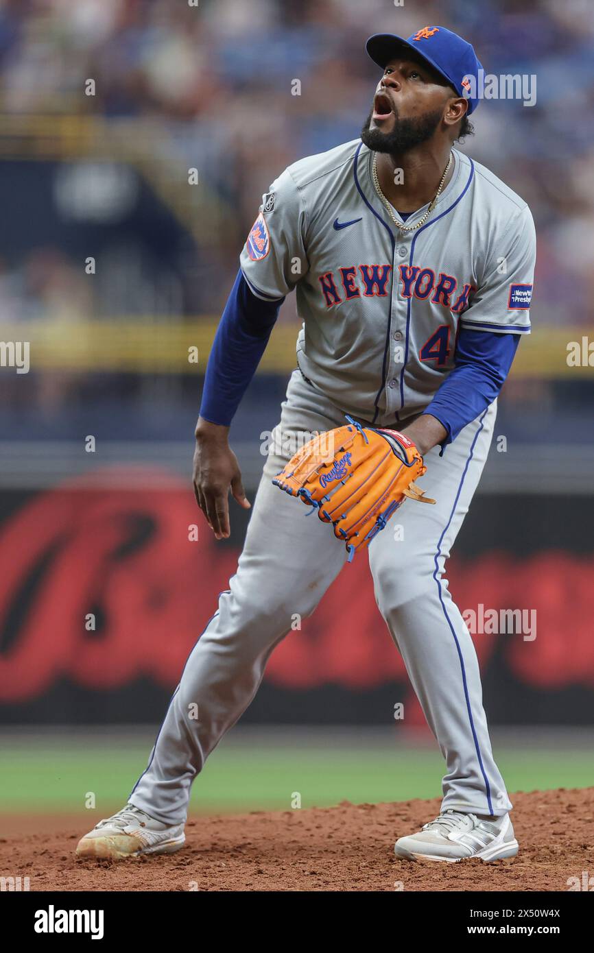 St. Petersburg, FL: Der New York Mets Pitcher Luis Severino (40) blickt auf einen tiefen Ball, der von Amed Rosario (10) von Tampa Bay Rays getroffen wurde Stockfoto