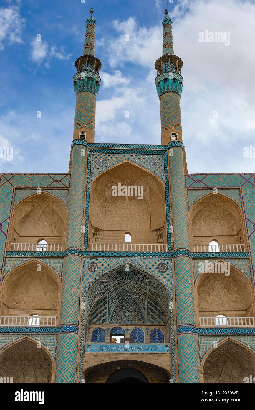 Yazd, Iran - 25. März 2024: Der Amir Chakhmaq-Komplex ist eine historische Moschee aus der Timuridenzeit in Yazd, Iran. Stockfoto