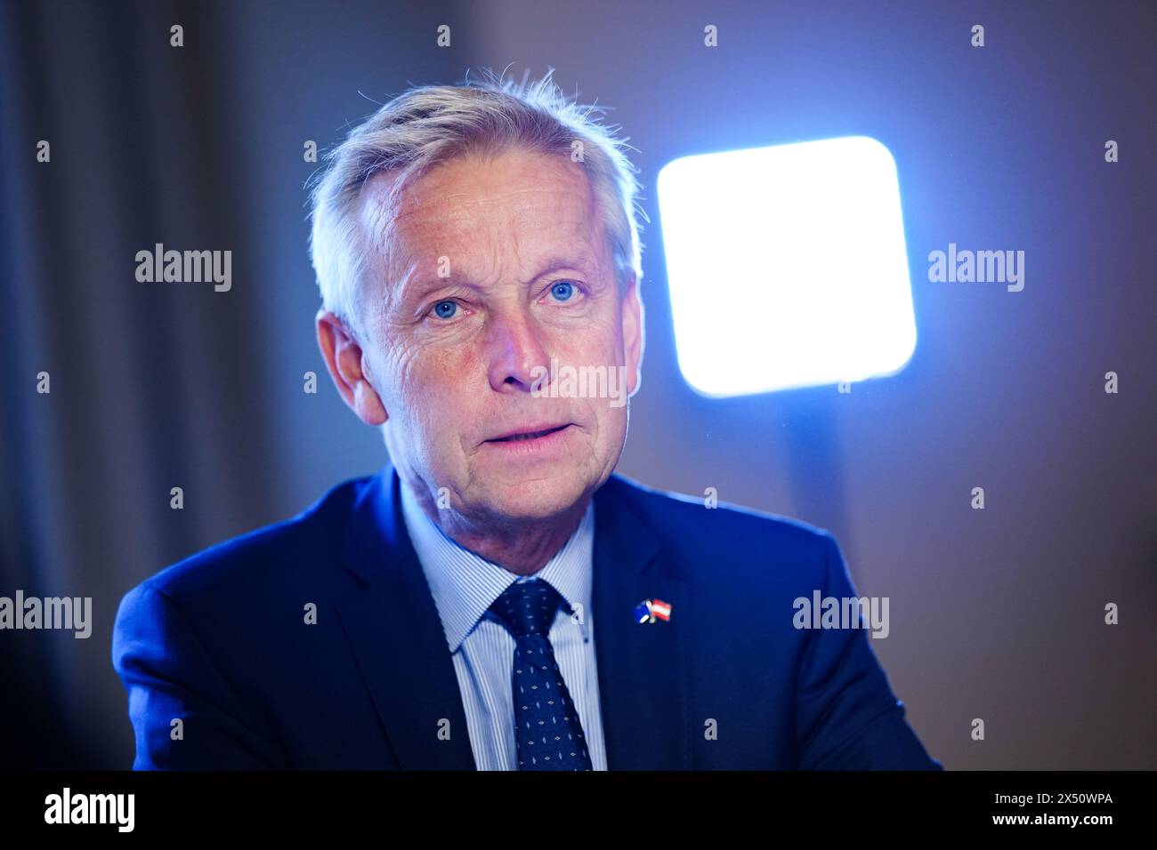 Der ÖVP-Spitzenkandidat für die EU-Wahlen Reinhold Lopatka im Interview mit der Austria Presse Agentur in Wien, Österreich, am 3. Mai 2024. - 20240503 PD20782 Credit: APA-PictureDesk/Alamy Live News Stockfoto