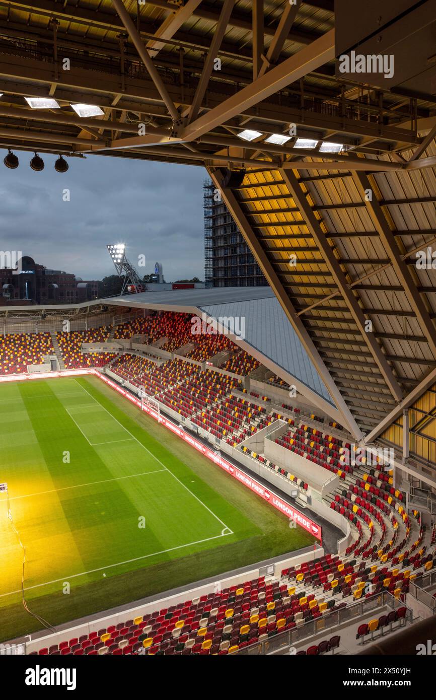 Dämmerungsblick über den Spielplatz. Brentford Community Stadium, Brentford, Vereinigtes Königreich. Architekt: AFL Architects, 2020. Stockfoto