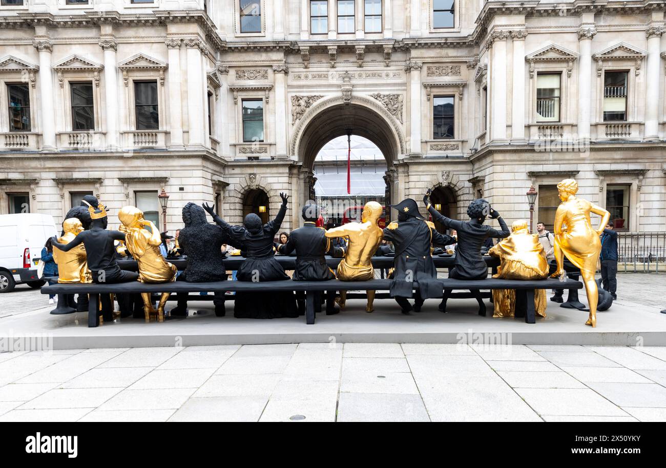 Die Royal Academy of Arts in London hat eine monumentale Bronzeskulptur vorgestellt, die Leonardo da Vincis „das letzte Abendmahl“ neu interpretiert. Erstellt von Bahami Stockfoto