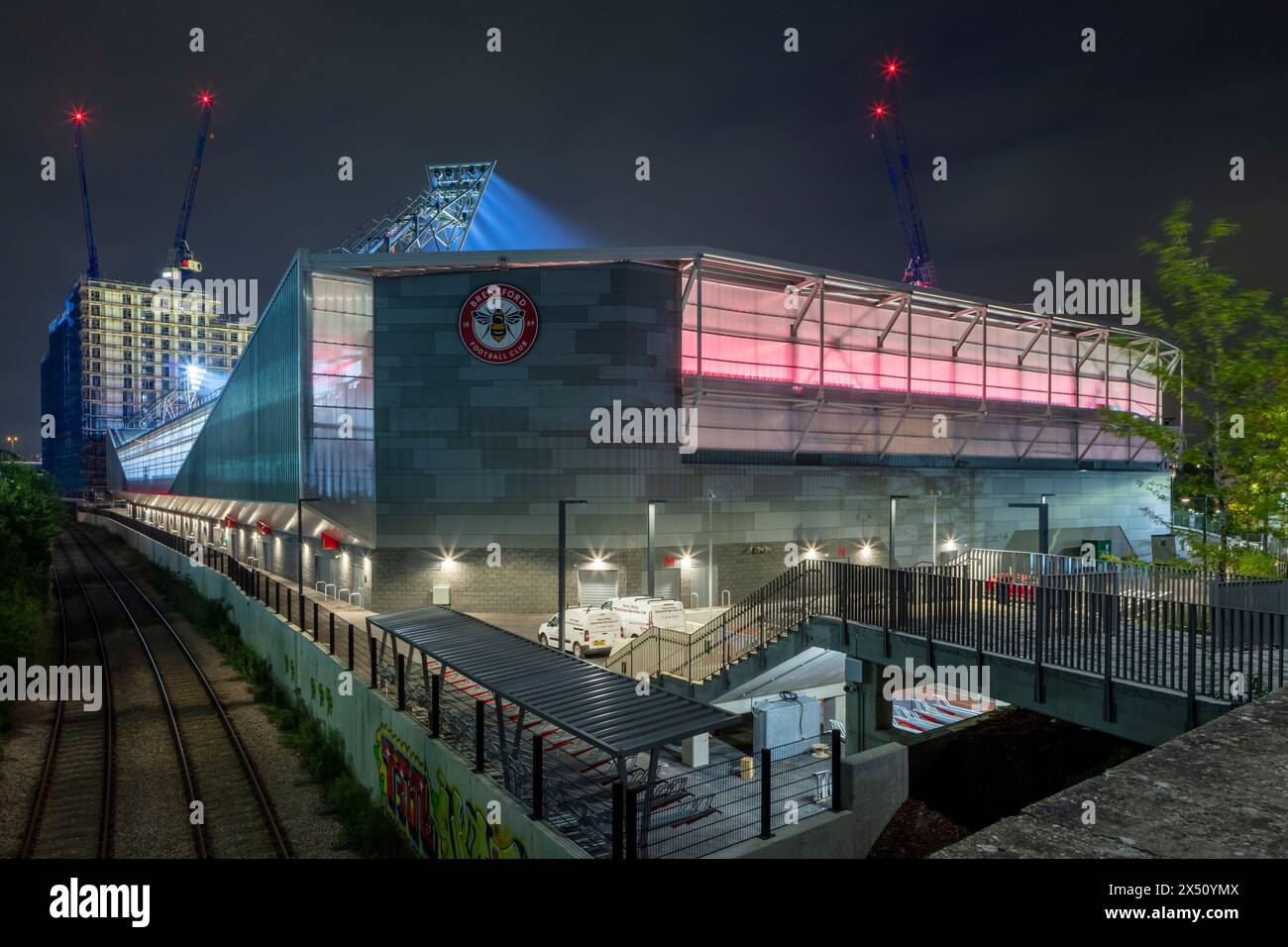 Zeigt die Nähe der Stadien zu den Bahngleisen. Brentford Community Stadium, Brentford, Vereinigtes Königreich. Architekt: AFL Architects, 2020. Stockfoto