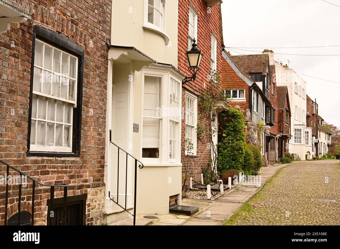 Historische Häuser und Kopfsteinpflasterstraßen in der Town of Rye, Sussex, England Stockfoto