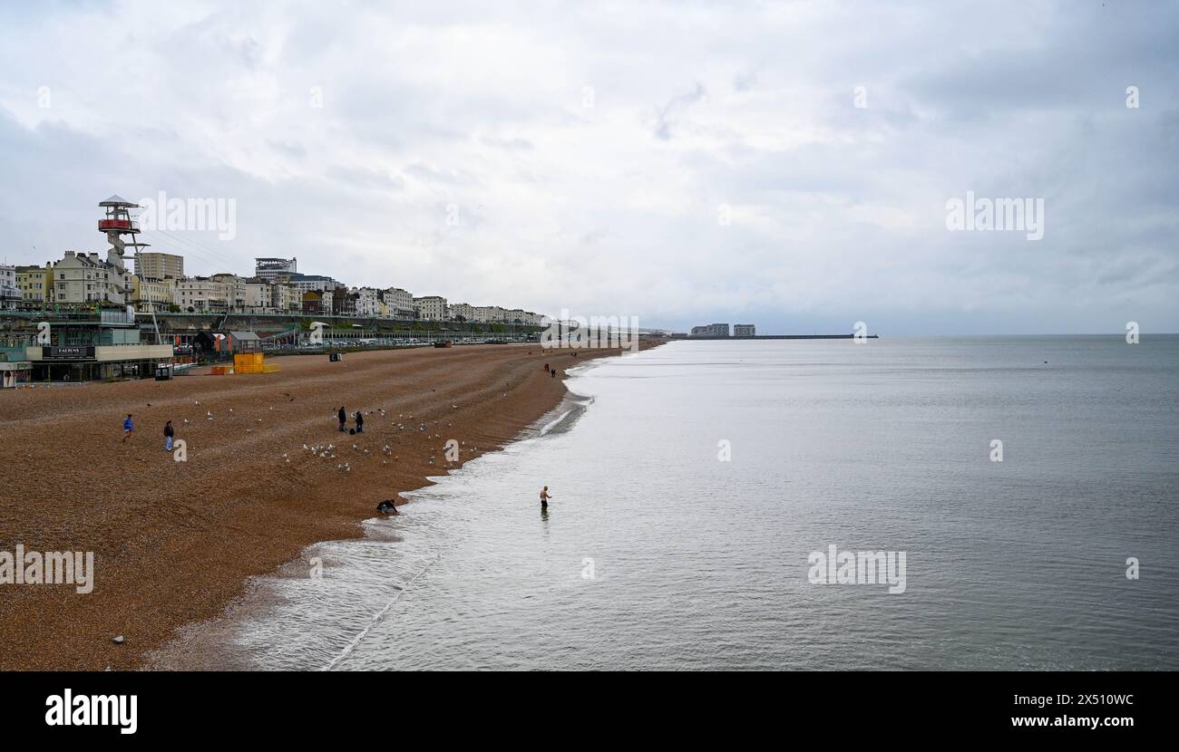 Brighton UK 6. Mai 2024 - Ein einsamer Schwimmer trotzt dem Meer an einem kalten, feuchten Feiertag Anfang Mai in Brighton: Credit Simon Dack / Alamy Live News Stockfoto