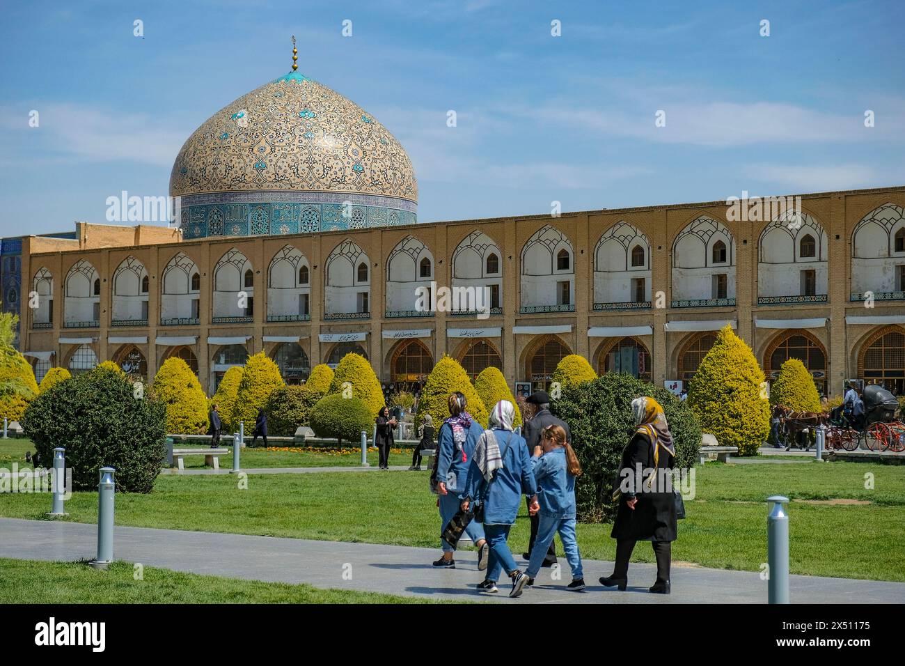 Isfahan, Iran – 30. März 2024: Die Scheich-Lotfollah-Moschee befindet sich auf dem Naghsh-e-Jahan-Platz in Isfahan, Iran. Stockfoto