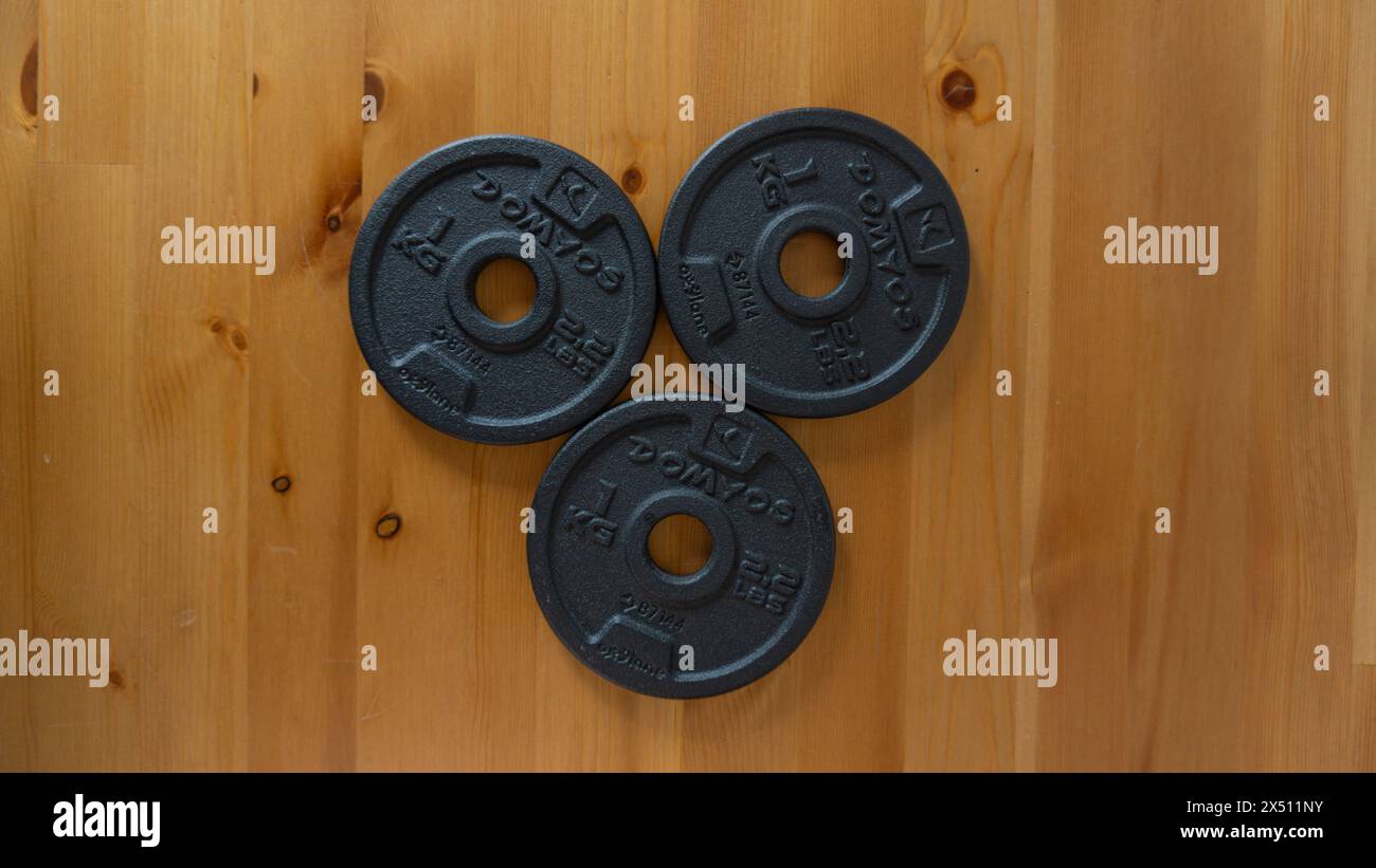 Strapazierfähige, robuste Platten für intensive Workouts. Ideal für Fitness- und Fitnesskonzepte Stockfoto