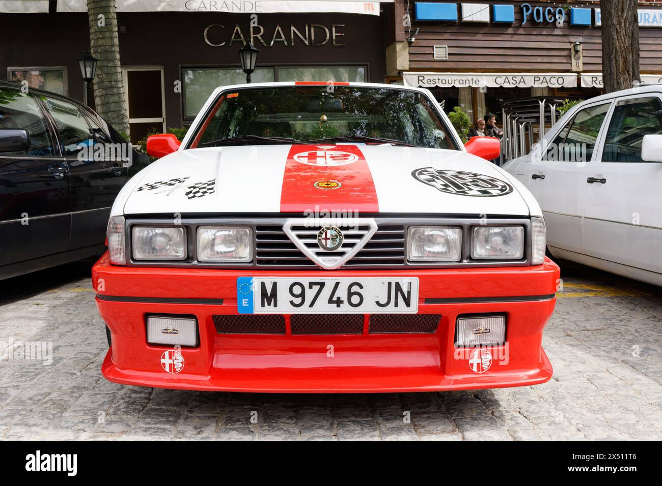 Alte klassische alfa romeo rot-weiße Vorderansicht Stockfoto
