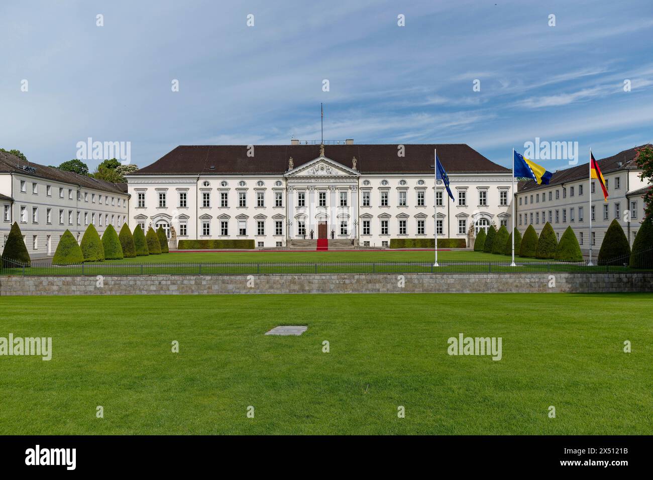 Deutschland, Berlin - Flaggenschmuck am Amtssitz des Bundespräsidenten, Schloss Bellevue, anlässlich der Begrüßung des Vorsitzenden der Präsidentschaft von Bosnien und Herzegowina 2024. *** Flaggen im Schloss Bellevue 2024 05 06 Deutschland, Berlin Flaggendekoration am Amtssitz des Bundespräsidenten, Schloss Bellevue, anlässlich der Begrüßung des Vorsitzenden der Präsidentschaft von Bosnien und Herzegowina Stockfoto