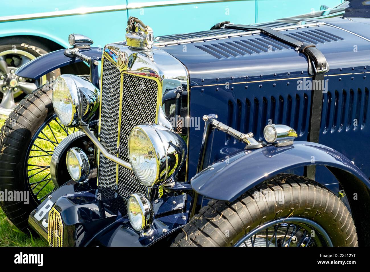 Earsham, Norfolk, Vereinigtes Königreich – 05. Mai 2024. Nahaufnahme des Vorderteils eines klassischen 1949 MG Midget TC Oldtimers, der bei einem Autotreffen ausgestellt wird Stockfoto