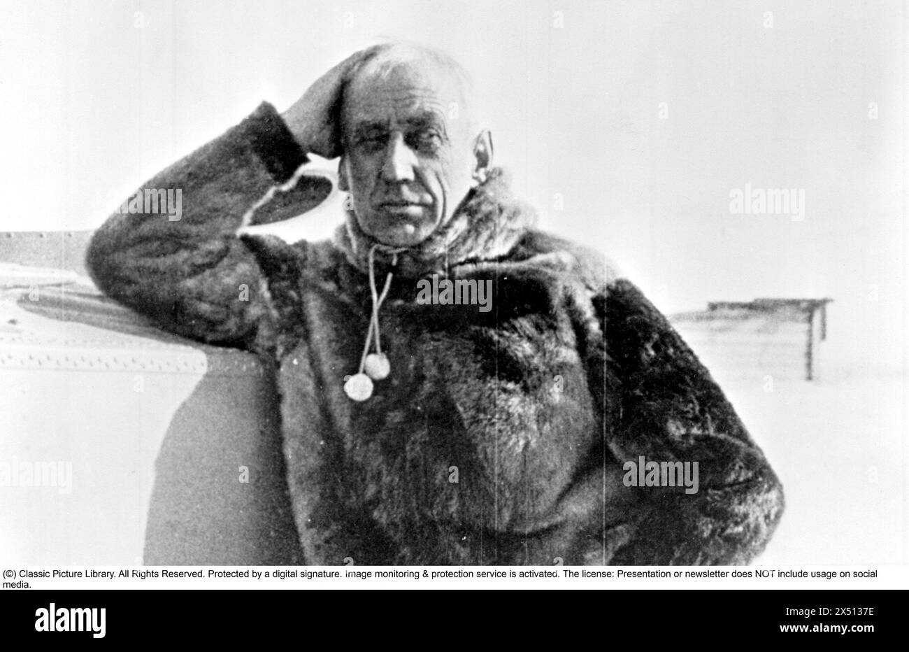 Roald Amundsen. Norwegischer Polarforscher. 1872-1928. 1925 versuchte Amundsen den Nordpol mit den beiden Flugbooten N 24 und N 25 zu erreichen. Am 21. Mai 1925 starteten die beiden Flugboote von NY-Ålesund auf Svalbard. Auf der N 25 war Hjalmar Riiser-Larsen der Pilot, Roald Amundsen der Navigator und Karl feucht der Mechaniker. Auf der N 24 saß Leif Ragnar Dietrichson an der Steuerung, Lincoln Ellsworth war der Navigator und Oskar Omdal der Mechaniker. Sie landeten bei 87°44' nördlich, hatten aber große Schwierigkeiten, wieder in die Luft zu fliegen. Im Bild: Roald Amundsen Stockfoto