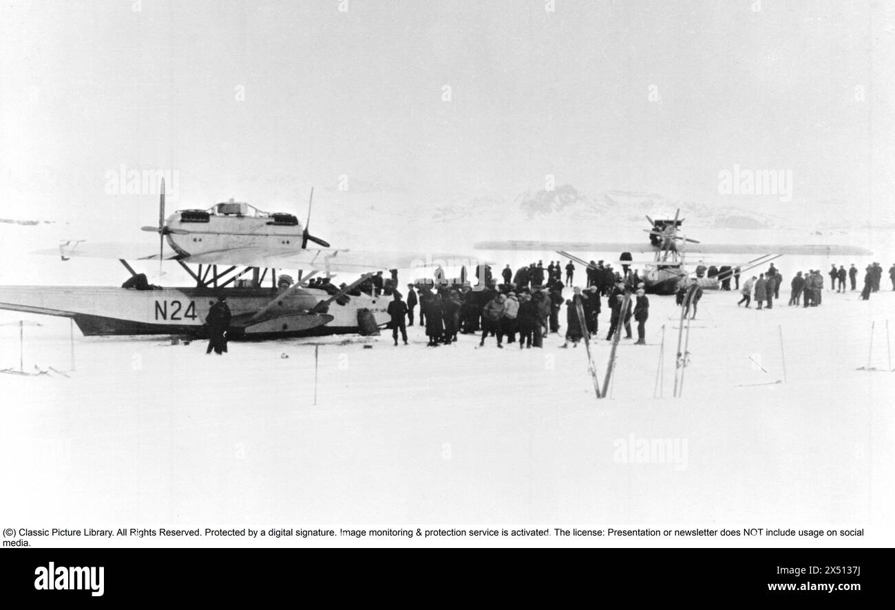 Roald Amundsen. Norwegischer Polarforscher. 1872-1928. 1925 versuchte Amundsen den Nordpol mit den beiden Flugbooten N 24 und N 25 zu erreichen. Am 21. Mai 1925 starteten die beiden Flugboote von NY-Ålesund auf Svalbard. Auf der N 25 war Hjalmar Riiser-Larsen der Pilot, Roald Amundsen der Navigator und Karl feucht der Mechaniker. Auf der N 24 saß Leif Ragnar Dietrichson an der Steuerung, Lincoln Ellsworth war der Navigator und Oskar Omdal der Mechaniker. Sie landeten bei 87°44' nördlich, hatten aber große Schwierigkeiten, wieder in die Luft zu fliegen. Im Bild: N-24 und N-25 Flugzeuge am Start in Ålesund. Stockfoto