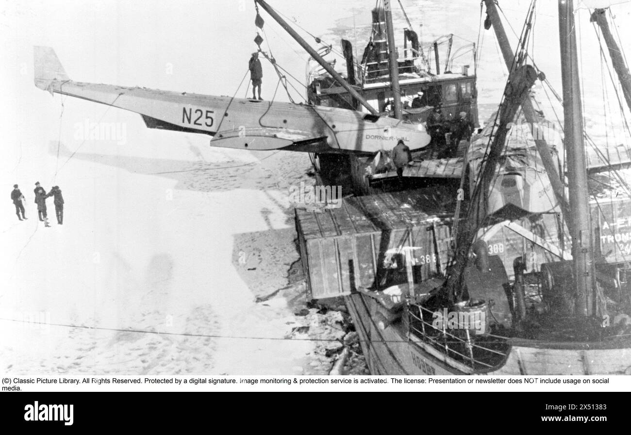 Roald Amundsen. Norwegischer Polarforscher. 1872-1928. 1925 versuchte Amundsen den Nordpol mit den beiden Flugbooten N 24 und N 25 zu erreichen. Am 21. Mai 1925 starteten die beiden Flugboote von NY-Ålesund auf Svalbard. Auf der N 25 war Hjalmar Riiser-Larsen der Pilot, Roald Amundsen der Navigator und Karl feucht der Mechaniker. Auf der N 24 saß Leif Ragnar Dietrichson an der Steuerung, Lincoln Ellsworth war der Navigator und Oskar Omdal der Mechaniker. Sie landeten bei 87°44' nördlich, hatten aber große Schwierigkeiten, wieder in die Luft zu fliegen. Abbildung: N-25 ist geladen. Das Flugzeug wurde 19 im Flug eingesetzt Stockfoto