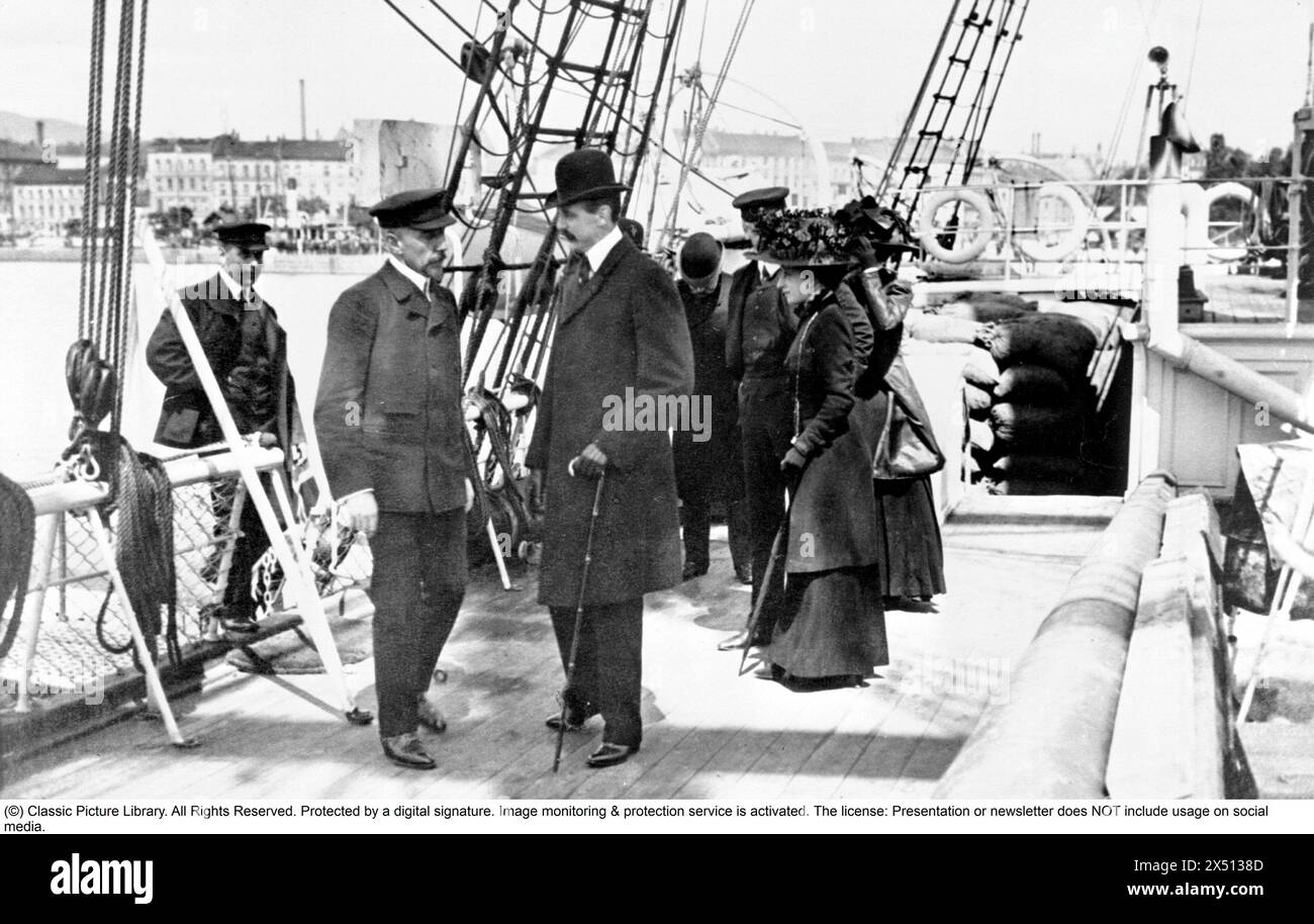 Roald Amundsen. Norwegischer Polarforscher. 1872-1928. Die Südpol-Expedition 1910–1912. Nachdem Amundsen 1903–1906 mit der Gjøa durch die Nordwestpassage gefahren war, plante Amundsen eine Expedition zum Nordpol. Er konnte Nansens Fram ausleihen und für eine Nordpolexpedition ausrüsten. Aber nachdem er die Nachricht erhielt, dass Robert Peary den Pole Point erreicht hatte, entschied er sich, auf den Südpol zu setzen. Amundsen befürchtete, dass Nansen Fram zurücknehmen würde, wenn er von den geänderten Plänen erfährt, und erzählte daher nur seinem Bruder und dem Kapitän von Fram, Thorvald Nilsen, dass der Südpol der Fall sei Stockfoto